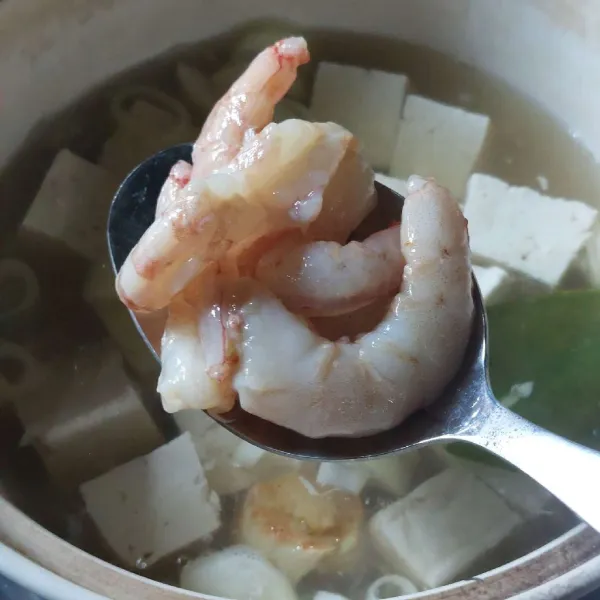 Tambahkan udang masak sebentar.