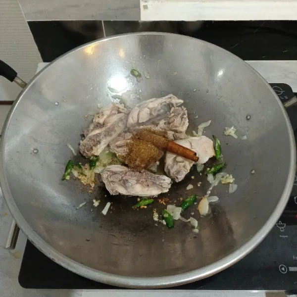 Masukkan ayam rebus, kayu manis dan bumbu semur, aduk rata.