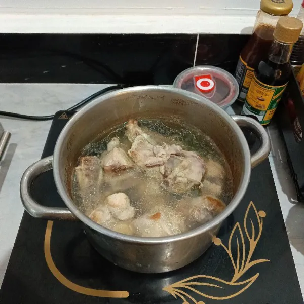 Didihkan air, rebus ayam hingga setengah matang. Lalu angkat dan tiriskan, sisihkan.