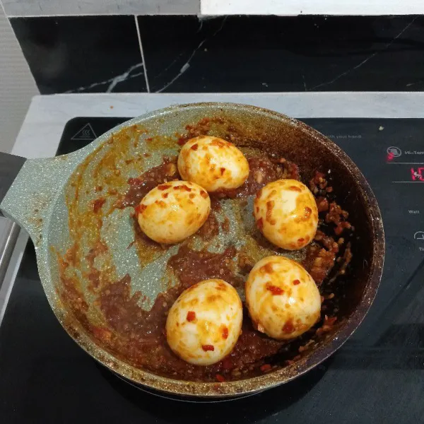 Masak hingga matang dan bumbu meresap. Koreksi rasanya, siap disajikan.