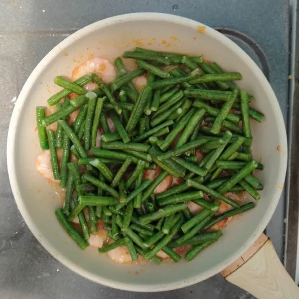 Masukkan kacang panjang dan beri sedikit air.