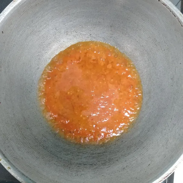 Panaskan minyak. Kemudian tumis bumbu halus hingga harum.
