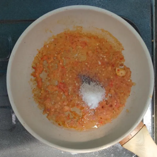 Beri garam, merica bubuk, dan gula pasir.