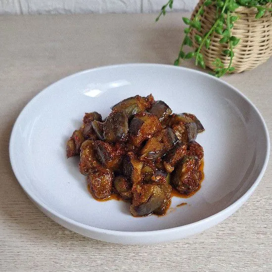 Pindahkan ke piring saji, terong balado siap dinikmati dengan nasi hangat.