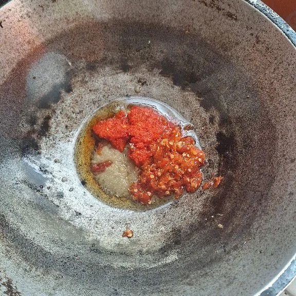 Tumis bumbu bumbu yang sudah dihaluskan, tumis hingga harum dan matang.