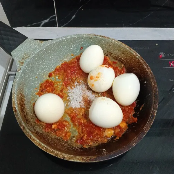Masukkan telur rebus.