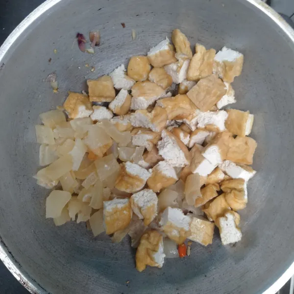 Masukkan tahu dan juga cecek.