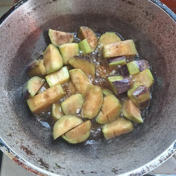 Goreng terong yang sudah dikupas dan dipotong kecil kecil. Goreng sampai tekstur empuk, jangan terlalu lama karena akan menyerap minyak.