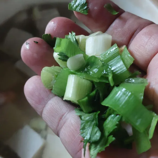 Menjelang disajikan, tambahkan bawang prei dan seledri.