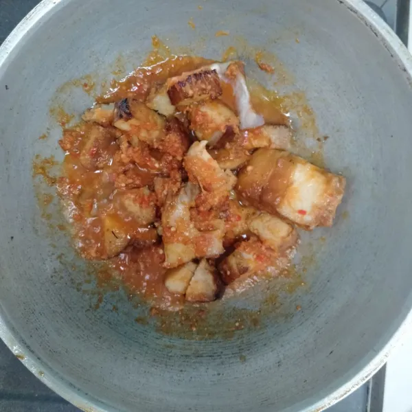 Masukkan ikan asap.