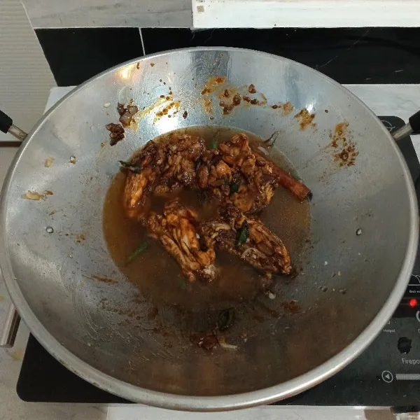 Tuang air, masak hingga mendidih dan kuah berkurang.
