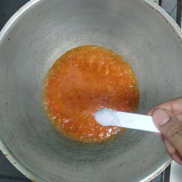 Beri garam, gula pasir, merica bubuk, dan gula merah.