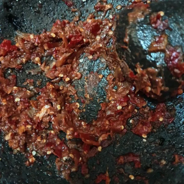 Haluskan bumbu.