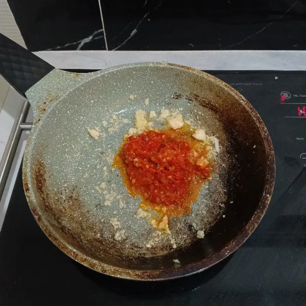 Kemudian tambahkan bumbu halus. Aduk rata, tumis kembali hingga bumbu matang.