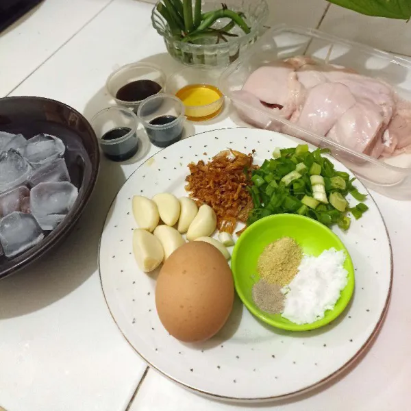 Siapkan bumbu bumbu dan daging ayam blender jadi satu.