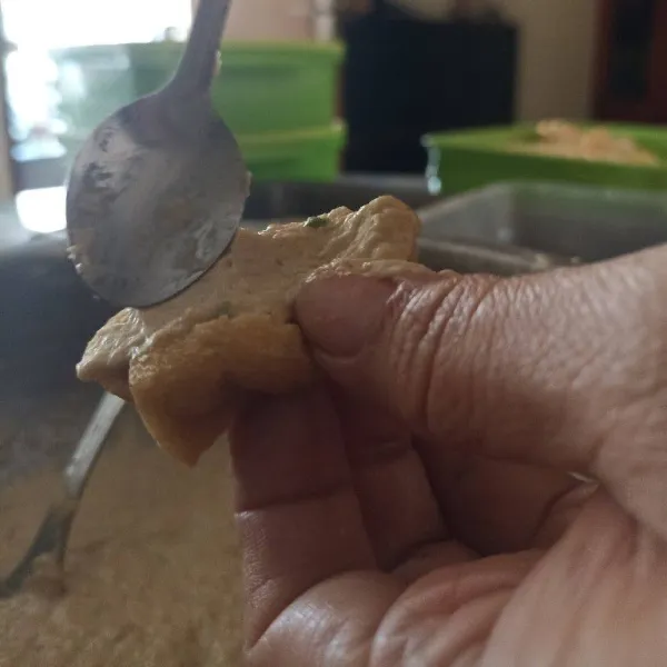 Masukkan satu sendok teh isian bakso kedalam tahu goreng dan tambahkan cabe iris jika suka ( opsional).