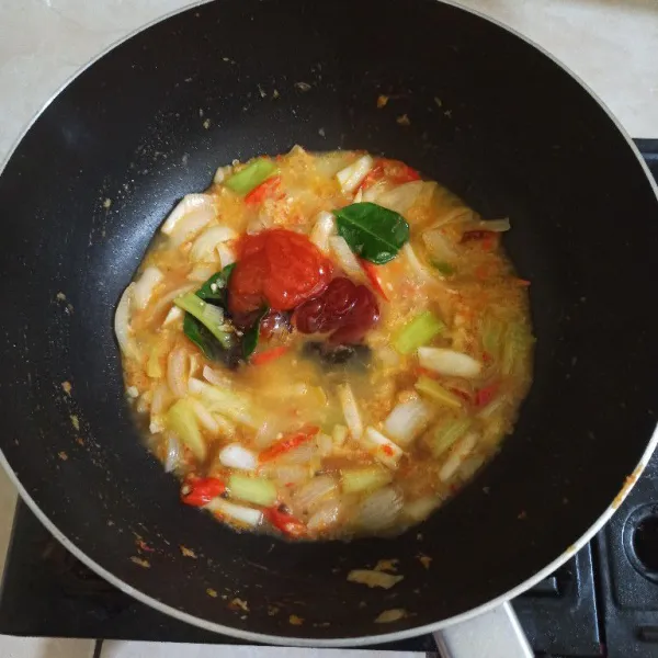Tambah air, saus sambal, saus tomat, saus tiram, gula pasir, garam dan kaldu jamur, aduk rata