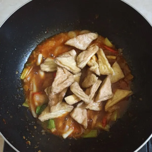 Setelah air mendidih masukkan tahu, aduk rata dan koreksi rasa