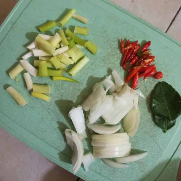 Iris bawang Bombay, cabe merah besar, dan daun bawang