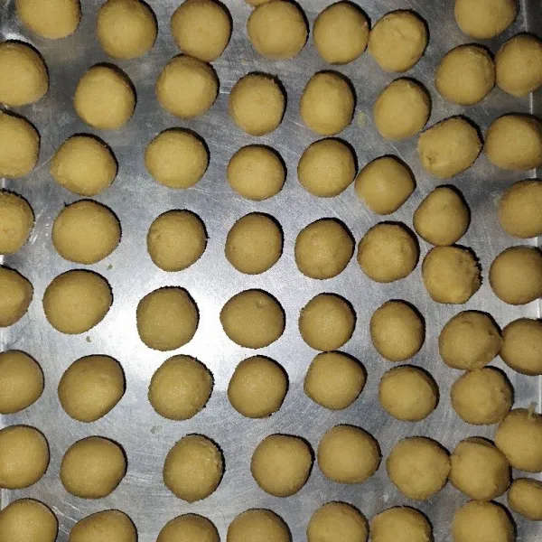 Campur semua bahan kulit A, aduk sampai tercampur rata, lalu masukkan ke dalam kulkas dengan dibungkus plastik wrap selama 10 menit. Kemudian, keluarkan dari kulkas timbang adonan. Bulatkan sampai semua selesai.
