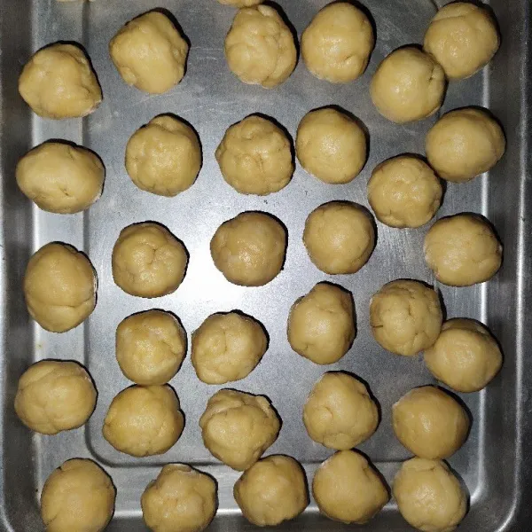 Campur semua bahan kulit B, aduk sampai kalis. Masukkan juga ke dalam kulkas dengan keadaan dibungkus rapat pakai plastik wrap. Diamkan selama 10 menit, kemudian keluarkan dari kulkas. Timbang adonan, lalu bulatkan atau kepalkan satu-satu biar cepat.