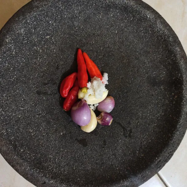 Haluskan bawang putih, bawang merah, cabe rawit dan garam