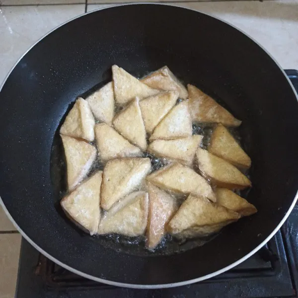 Goreng tahu hingga kecoklatan