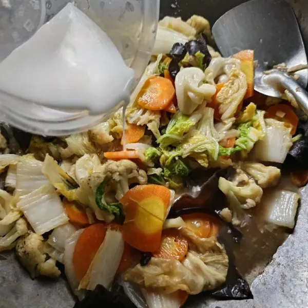 Masukkan larutan tepung maizena. Masak sebentar. Angkat dan sajikan.