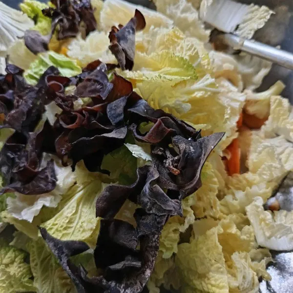Masukkan sawi putih dan jamur kuping. Aduk rata.