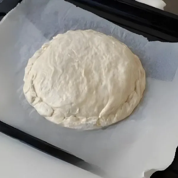 Tutup dengan lembaran kulit pastry kedua 200 gr. Tekan-tekan bagian tepinya agar menutup rapat