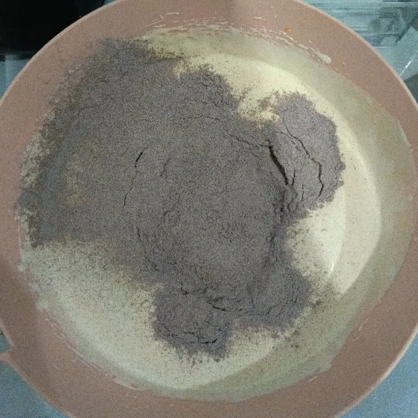 Tambahkan tepung ketan, mixer kembali dengan kecepatan rendah hingga tercampur rata.