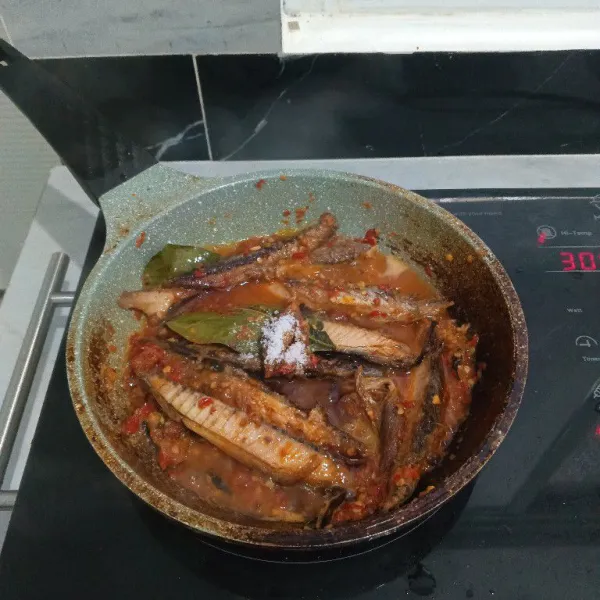 Tambahkan garam, gula dan kaldu bubuk.