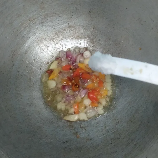 Beri garam, merica bubuk, dan gula pasir.
