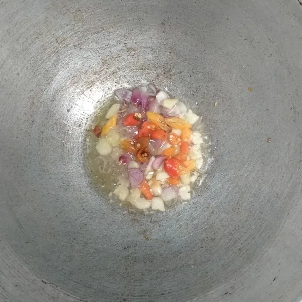 Panaskan minyak, kemudian tumis bumbu iris.