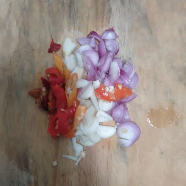 Siapkan bumbu iris.