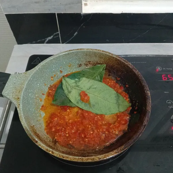 Tambahkan daun salam. Aduk rata.