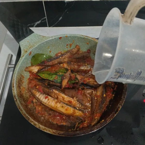 Tuang air, masak hingga mendidih.