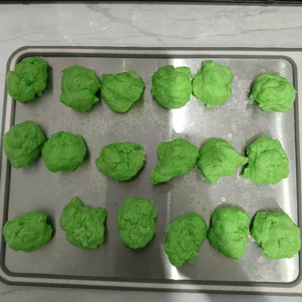 Timbang adonan dengan berat 20 gram. Lakukan hingga semua bahan selesai.