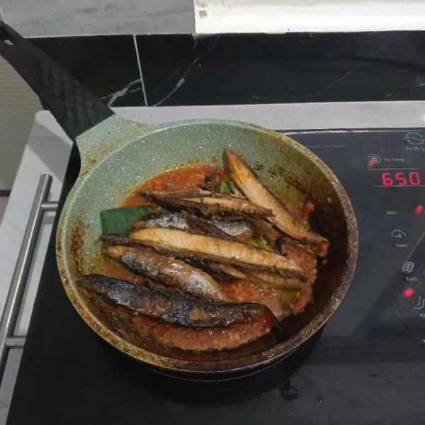 Masukkan pindang tongkol yang sudah digoreng tadi.