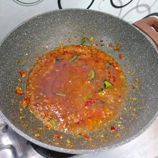 Haluskan bumbu. Kemudian, tumis bersama daun jeruk sampai matang.