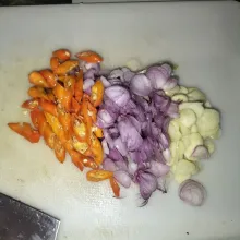 Siapkan bumbu lalu iris tipis-tipis.