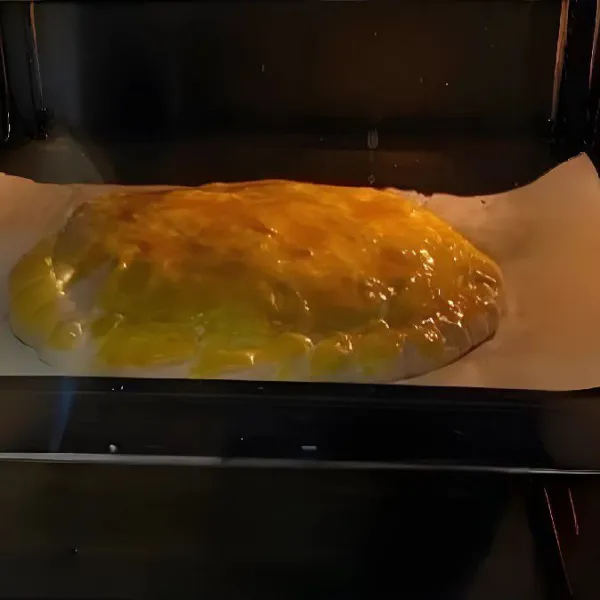 Panggang di oven yang sudah dipanaskan pada suhu 200°C selama 20 menit atau hingga kecokelatan.