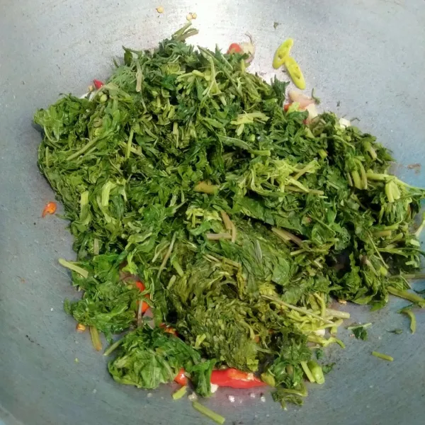 Masukkan daun kenikir, lalu beri penyedap rasa. Hidangan siap disajikan!