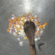 Tumis dengan sedikit minyak goreng sampai kecokelatan.