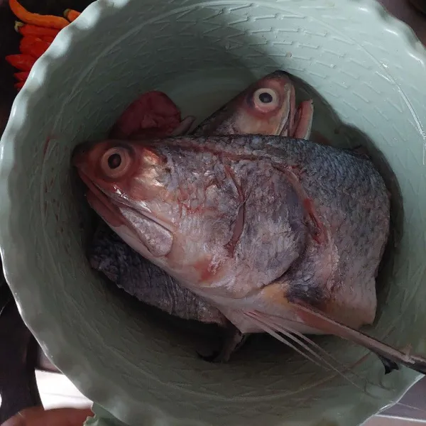 Cuci bersih kepala ikan, belah jadi dua.