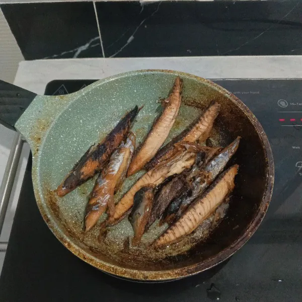 Goreng ikan pindang hingga setengah matang. Angkat dan tiriskan, sisihkan.