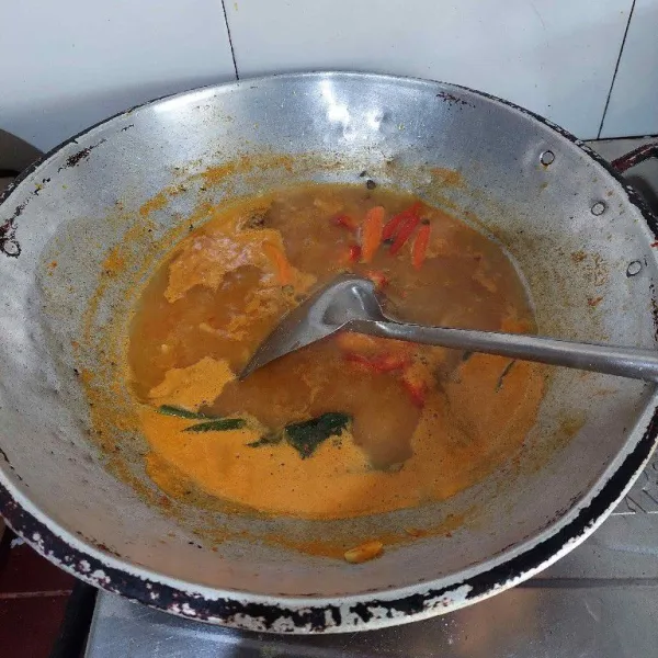 Tambahkan air, masukkan daun jeruk, daun salam dan daun kunyit. Tambahkan cabe rawit utuh garam, gula pasir dan kaldu bubuk secukupnya, masak hingga mendidih.