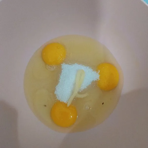 Masukkan semua bahan utama. Mixer dengan kecepatan tinggi hingga adonan kental, putih dan berjejak.
