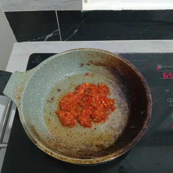 Tumis bumbu halus hingga harum.
