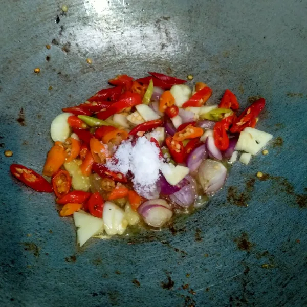 Beri garam, gula pasir, dan merica bubuk.